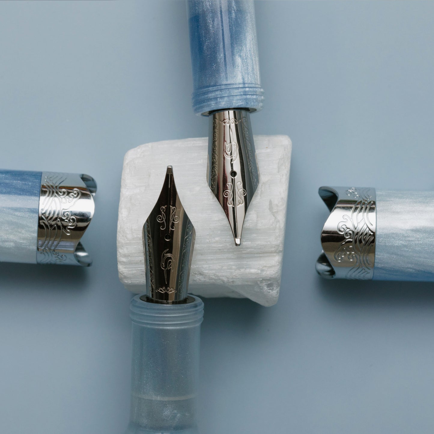 Nahvalur-Horizon-Glacier-Fountain-Pen-Two-Cap-Off