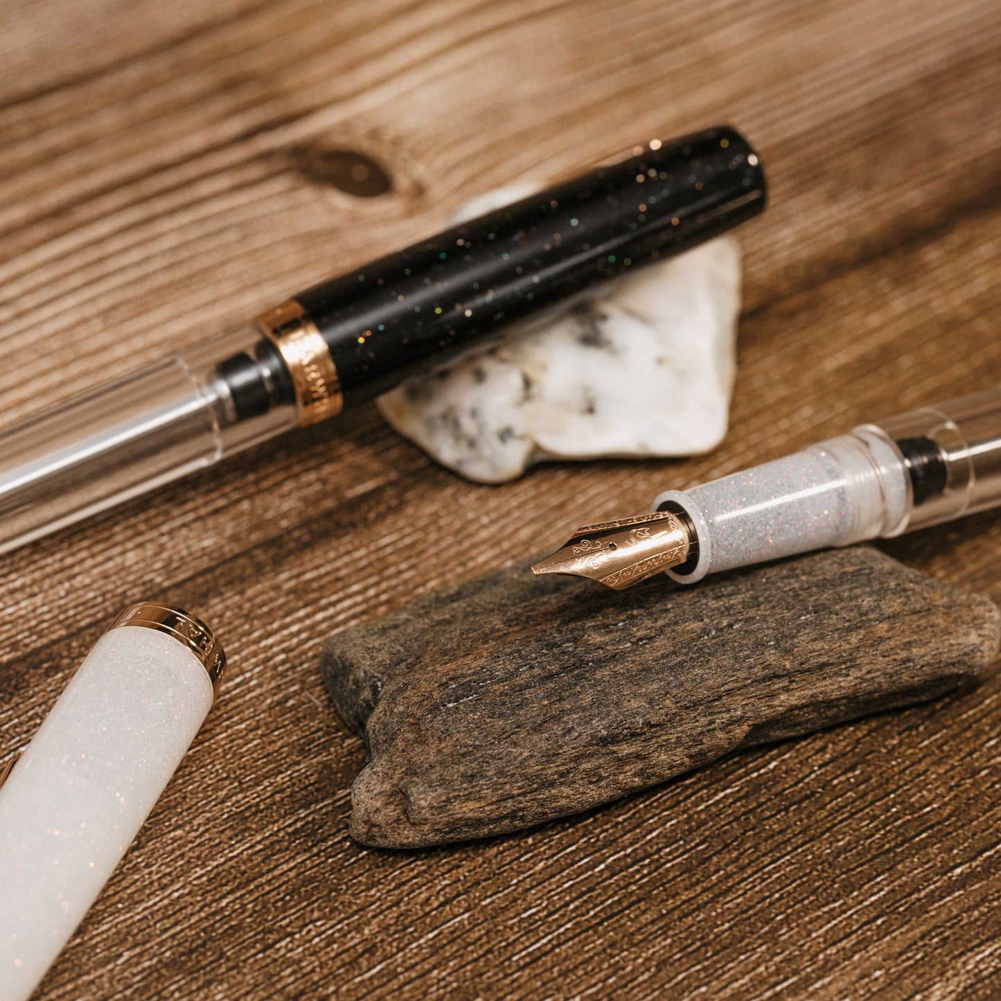 Nahvalur-Original-Plus-Matira-Quartz-Fountain-Black-and-White-pens-2