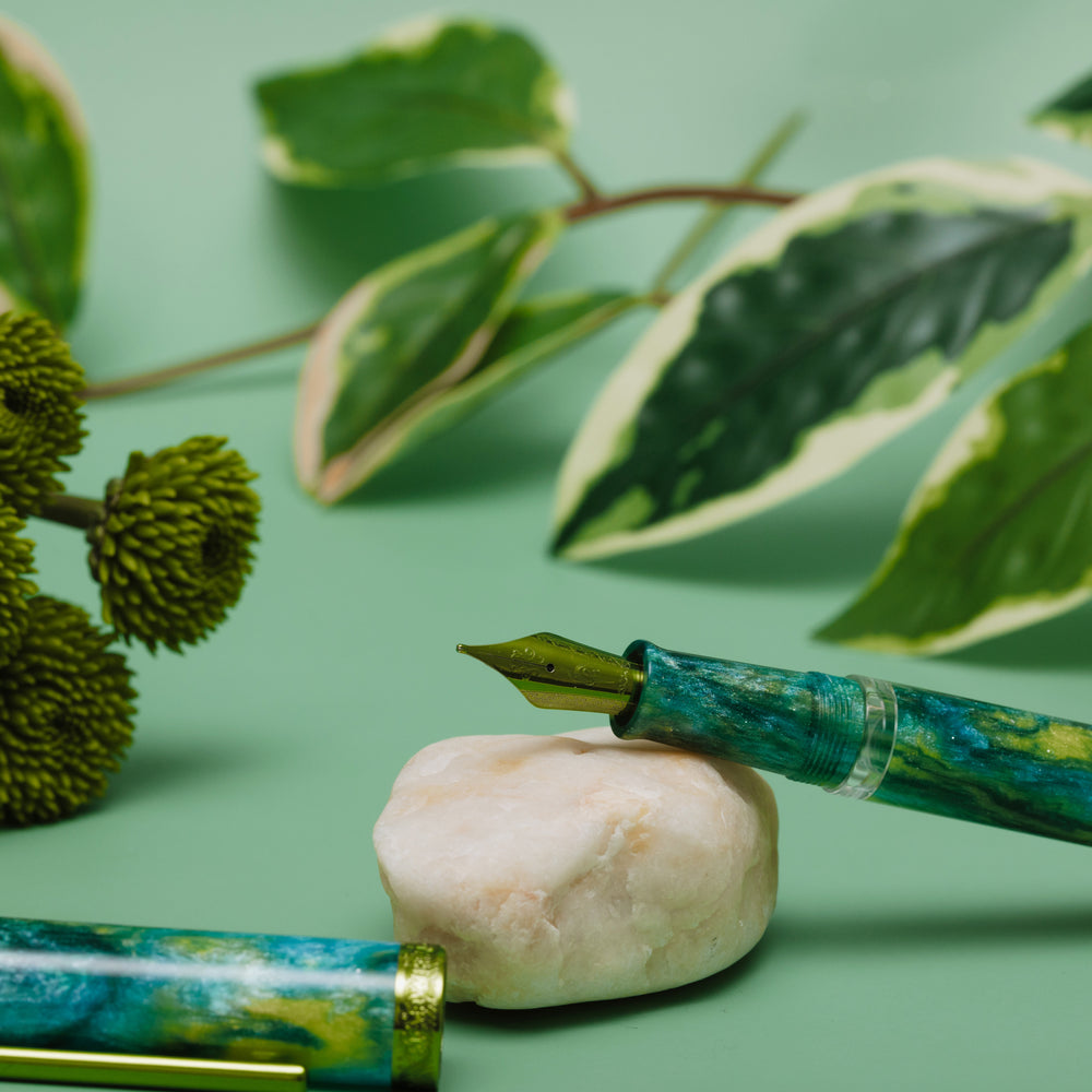 Nahvalur-Voyage-The-Spring-Fountain-Pen-cap-off